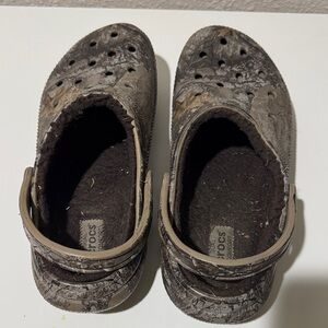 CROCS fuzzy Brown Camo Slippers